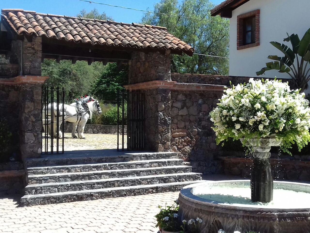Boda con carreta y flores